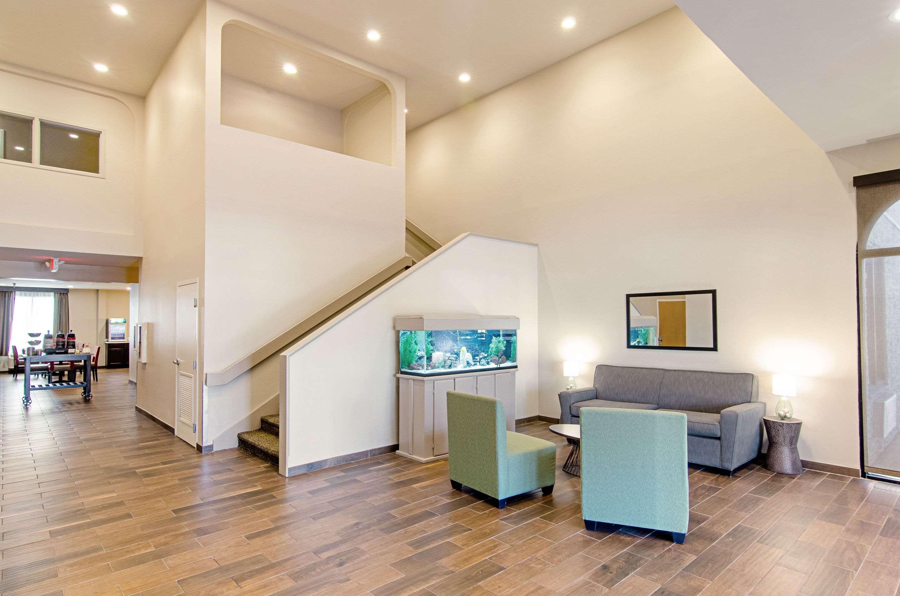 Quality Inn & Suites Near Tanger Outlet Mall Gonzales Exteriér fotografie
