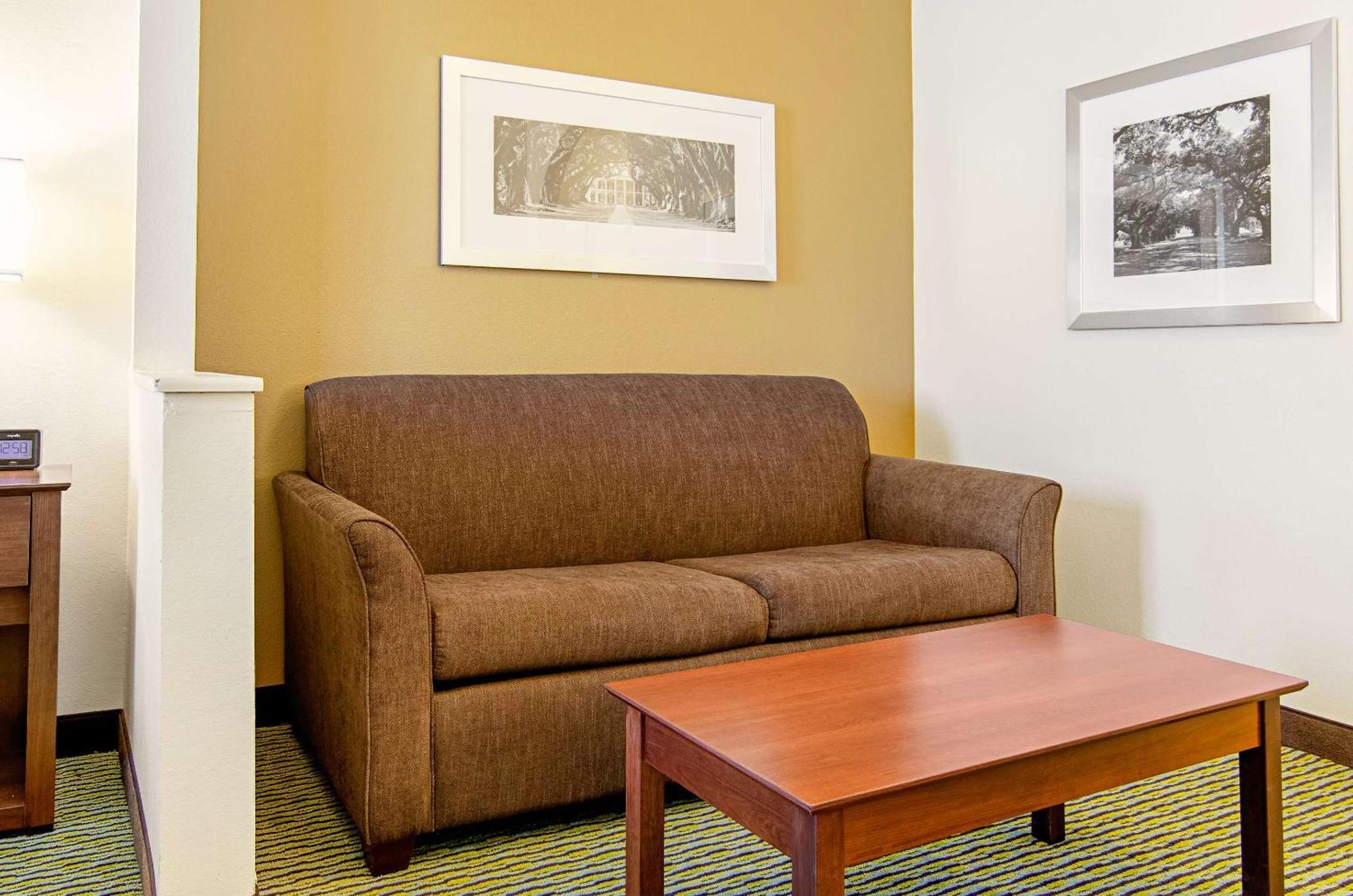 Quality Inn & Suites Near Tanger Outlet Mall Gonzales Exteriér fotografie