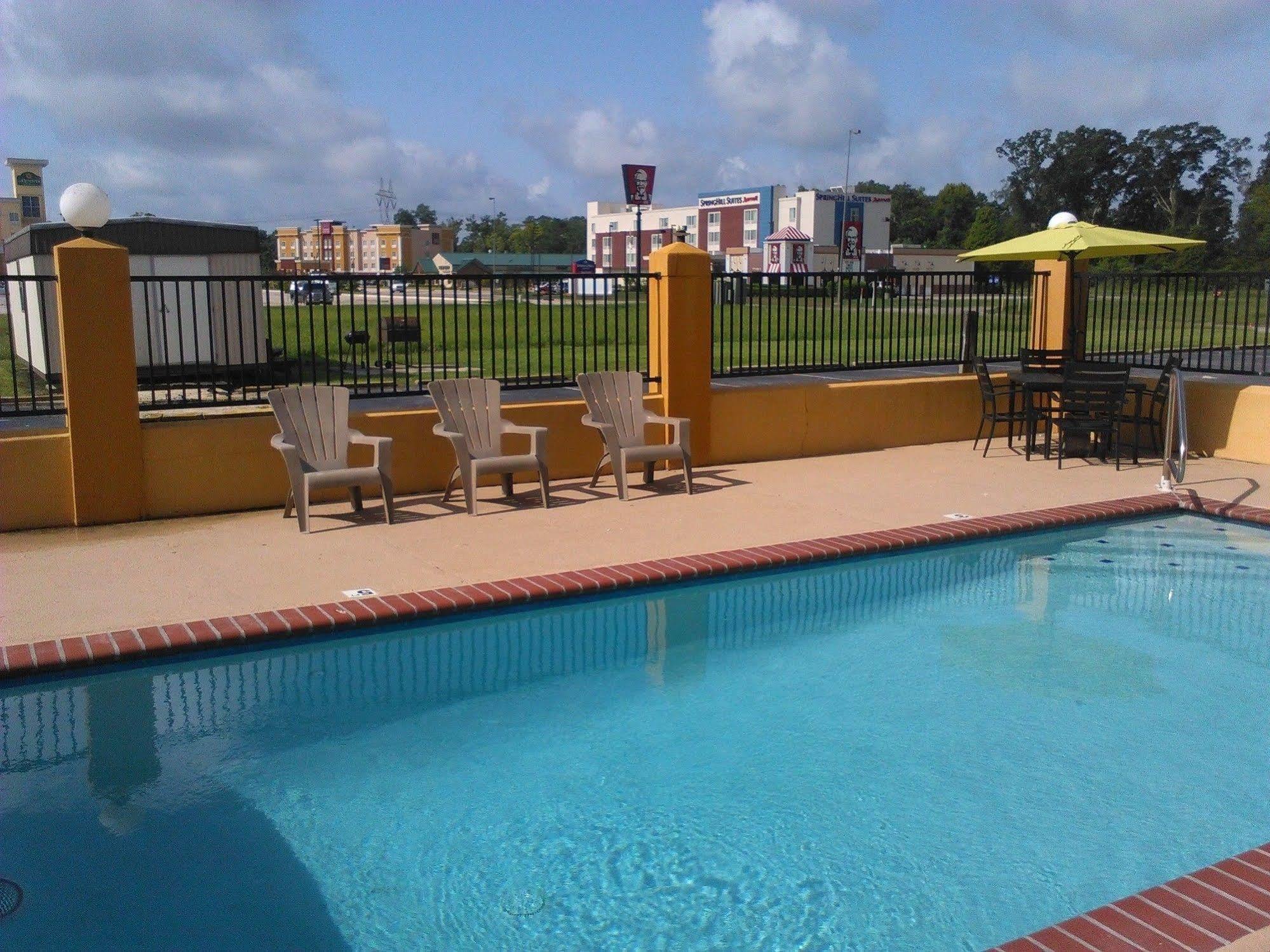 Quality Inn & Suites Near Tanger Outlet Mall Gonzales Exteriér fotografie